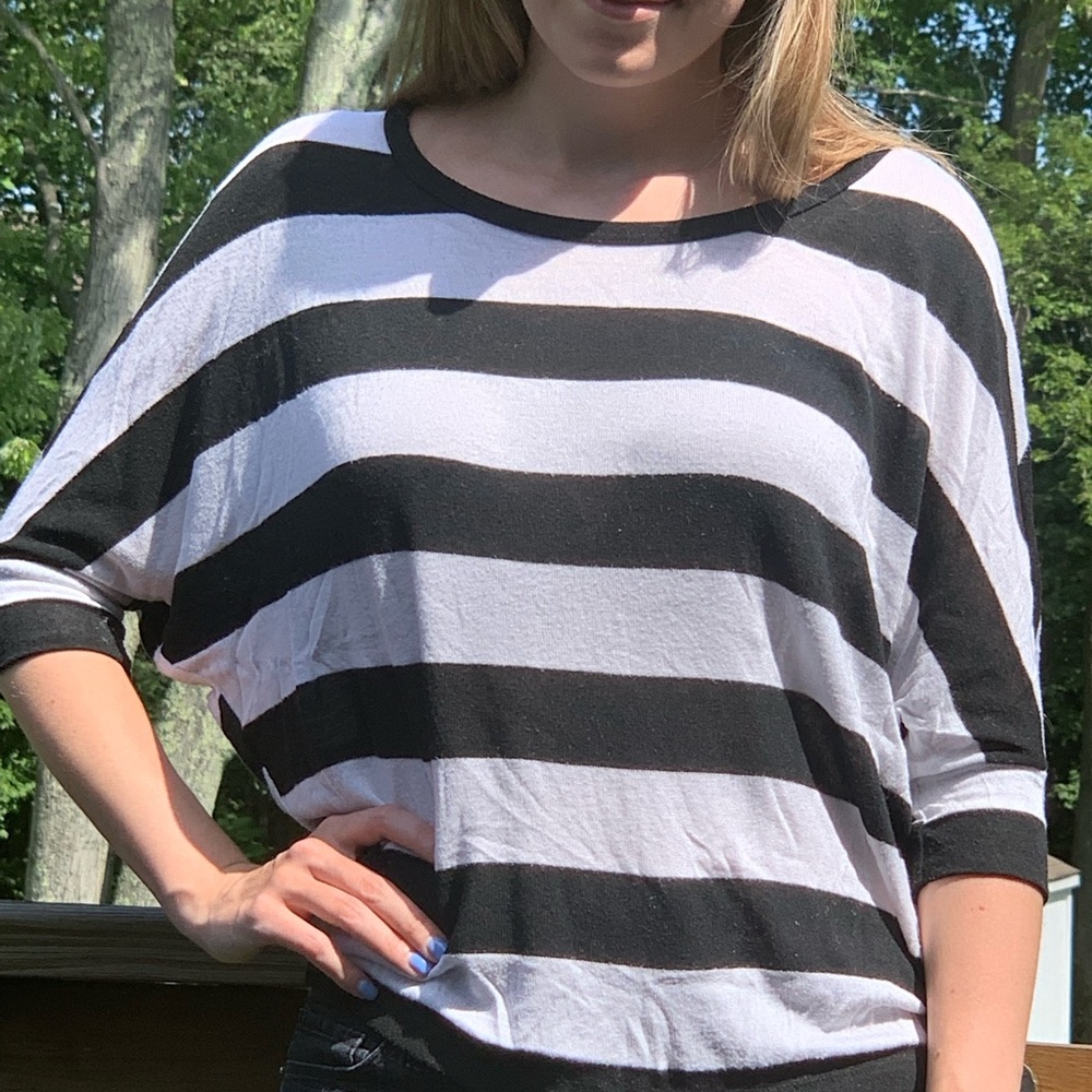 Black and white loose sleeve knit top